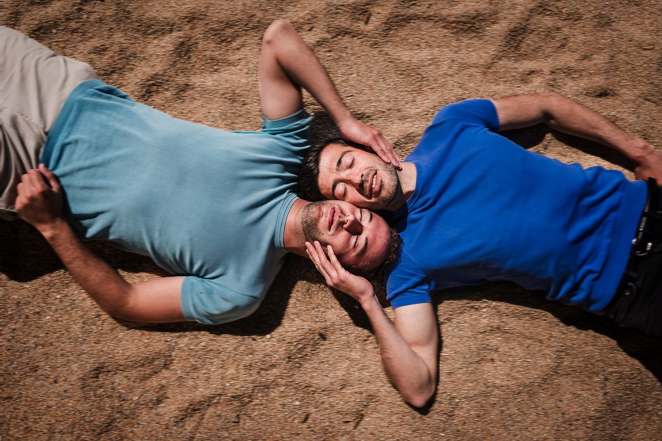 Pareja de novios en la playa